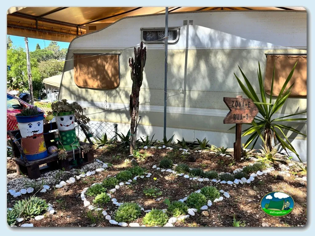 Mobil-home con parcela decorada del Camping Ferragudo, Ferragudo (Faro)