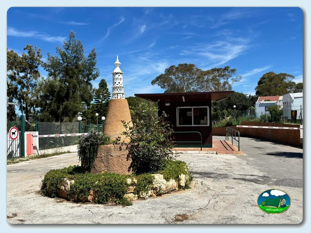 Recepción y entrada del recinto del Camping Ferragudo, Ferragudo (Faro)