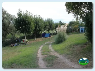 Parcela con tienda de acampada y camino de acceso del Camping Somo Parque, Ribamontán al Mar (Cantabria)