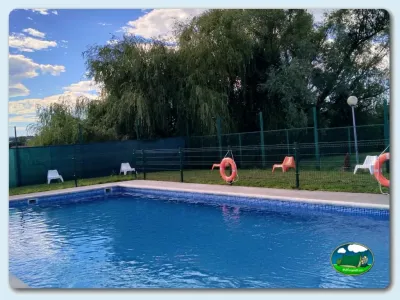 Piscina con vistas al río y zona de parque infantil del Camping Somo Parque, Ribamontán al Mar (Cantabria)