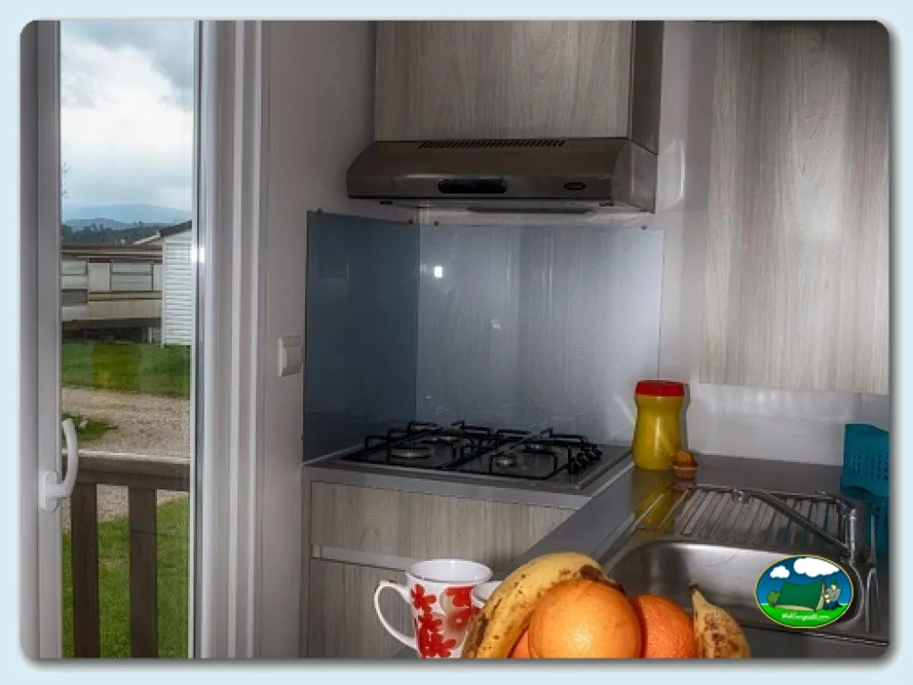 Cocina de mobil-home con vistas a la montaña del Camping Somo Parque, Ribamontán al Mar (Cantabria)