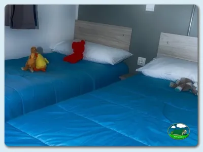 Habitación familiar con camas individuales y literas del Camping Somo Parque, Ribamontán al Mar (Cantabria)