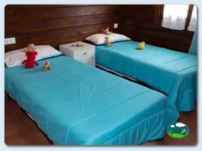 Bungalow interior con tres camas y decoración infantil del Camping Somo Parque, Ribamontán al Mar (Cantabria)