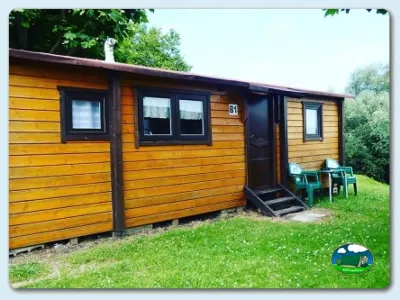 Cabaña de madera con parcela y zona de estar del Camping Somo Parque, Ribamontán al Mar (Cantabria)