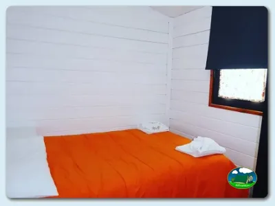 Mobil-home interior con cama doble del Camping Somo Parque, Ribamontán al Mar (Cantabria)