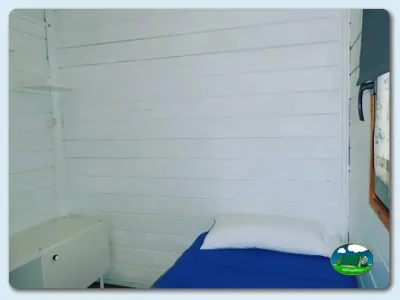 Mobil-home interior con cama del Camping Somo Parque, Ribamontán al Mar (Cantabria)
