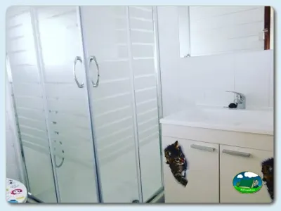 Aseos con ducha y lavabo del Camping Somo Parque, Ribamontán al Mar (Cantabria)