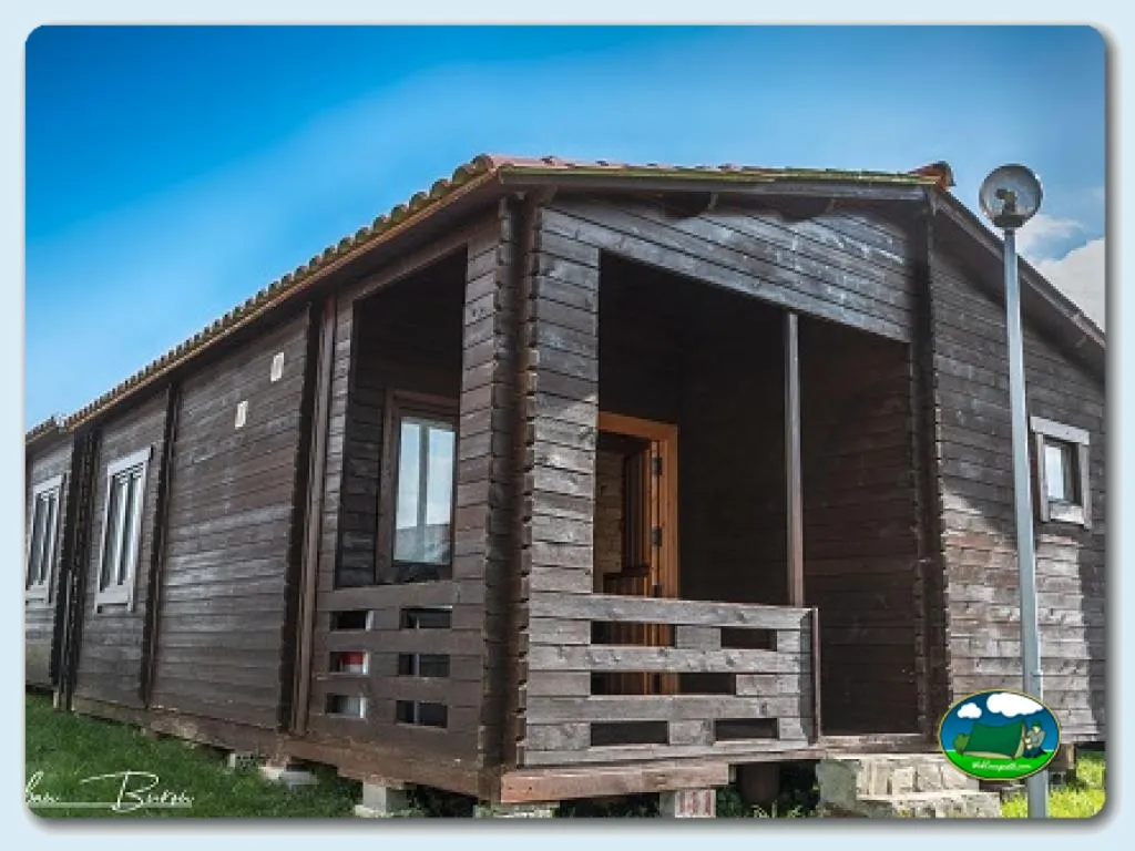 Cabaña de madera con terraza del Camping Somo Parque, Ribamontán al Mar (Cantabria)