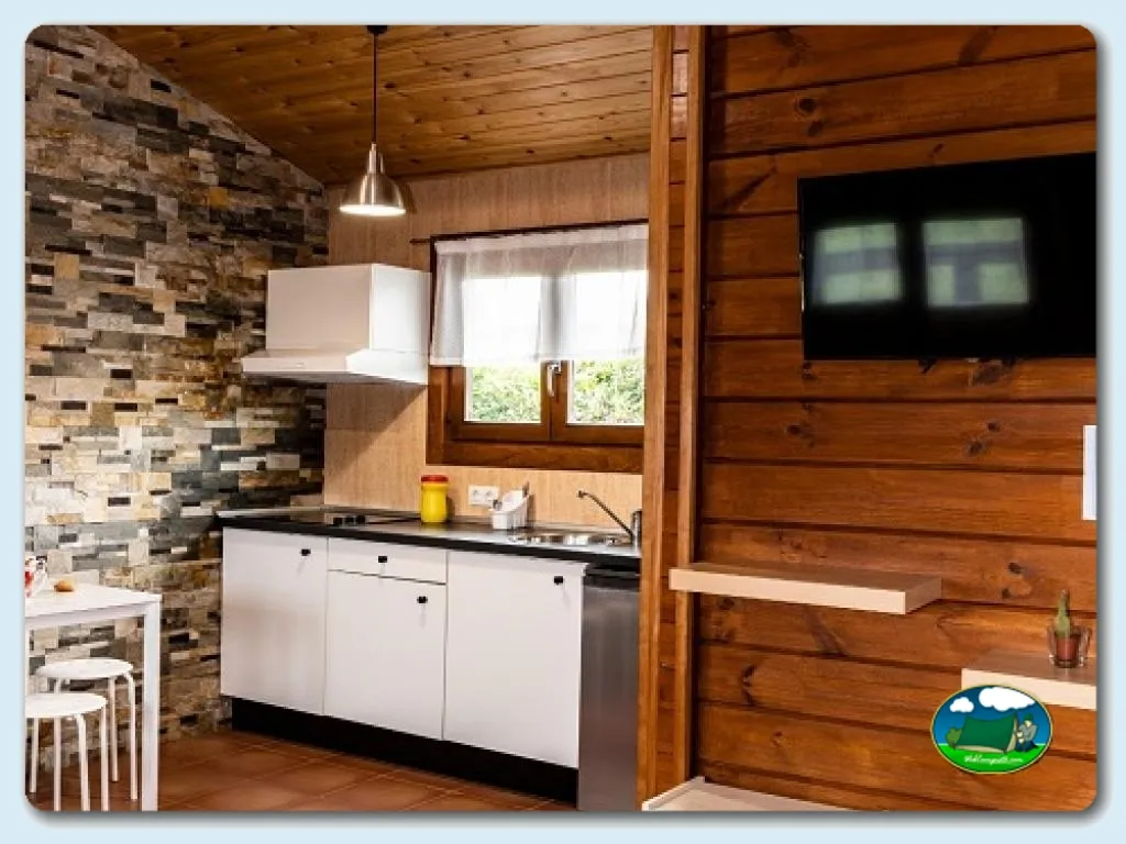 Cabaña interior con cocina y madera del Camping Somo Parque, Ribamontán al Mar (Cantabria)