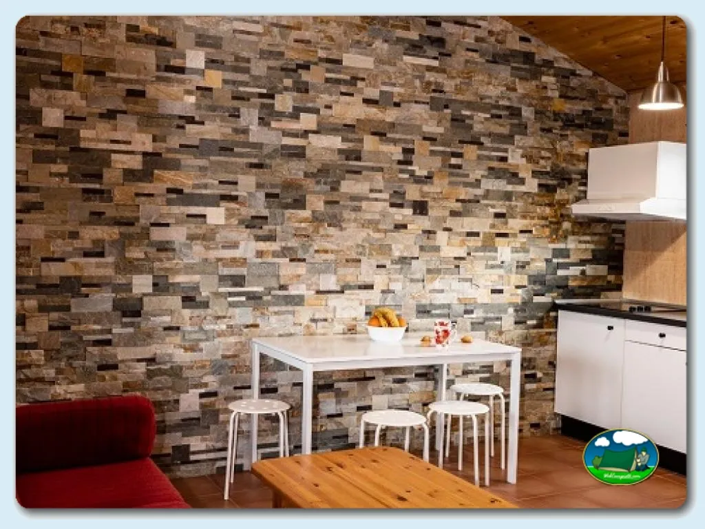 Bungalow interior con cocina y zona de comedor del Camping Somo Parque, Ribamontán al Mar (Cantabria)