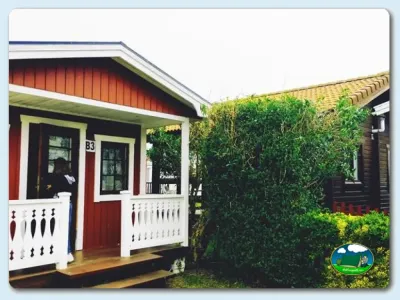 Bungalow rojo y blanco con terraza del Camping Somo Parque, Ribamontán al Mar (Cantabria)