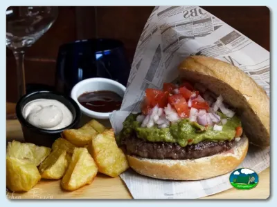 Hamburguesa con guacamole y patatas fritas del Camping Somo Parque, Ribamontán al Mar (Cantabria)