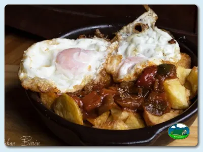 Plato de comida con huevo y jamón del Camping Somo Parque, Ribamontán al Mar (Cantabria)