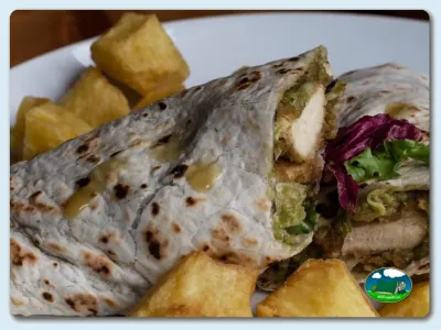 Sándwich con patatas y verduras en restaurante del Camping Somo Parque, Ribamontán al Mar (Cantabria)