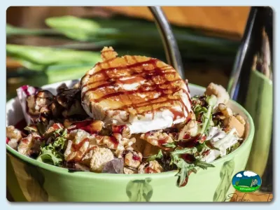 Restaurante, ensalada gourmet con queso de cabra y salsa BBQ del Camping Somo Parque, Ribamontán al Mar (Cantabria)