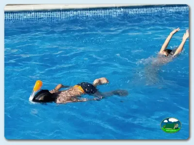 Piscina con niños buceando y nadando del Camping Somo Parque, Ribamontán al Mar (Cantabria)