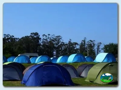 Tiendas de acampada en parcela del Camping Latas, Somo (Cantabria)
