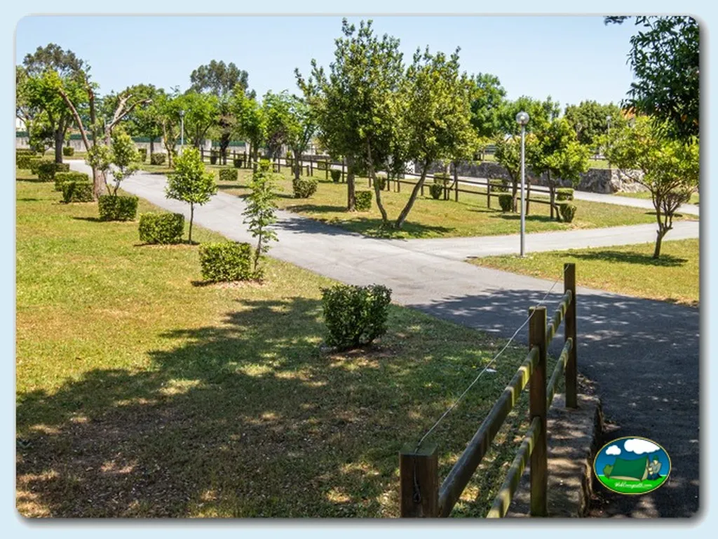 Parcela con árboles y caminos del recinto del Camping Latas, Somo (Cantabria)