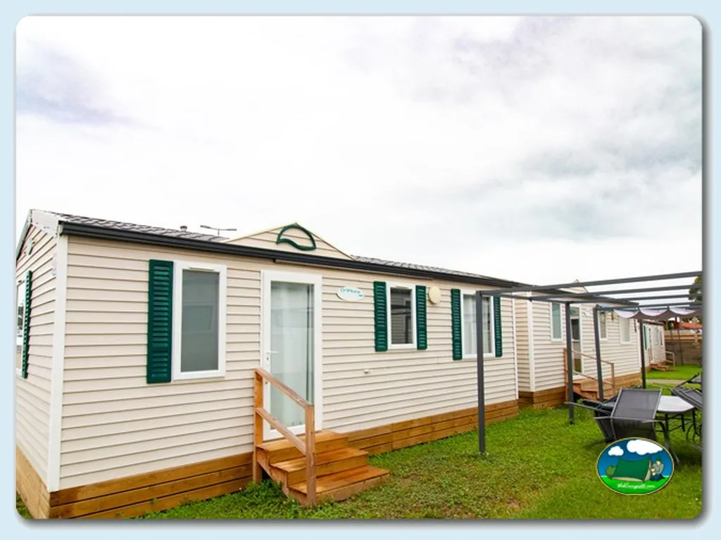 Mobil-home con terraza de madera del Camping Latas, Somo (Cantabria)