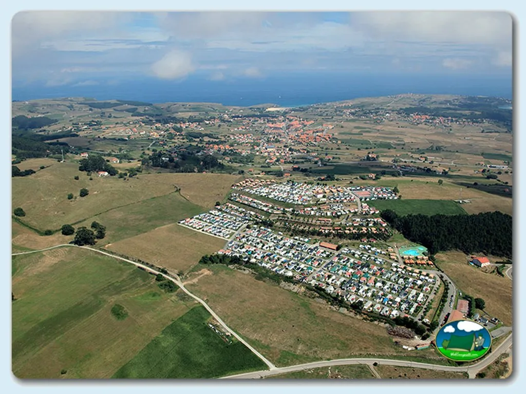 Parcela junto al mar vista aérea con piscina del Camping Los Molinos de Bareyo, Bareyo (Cantabria)