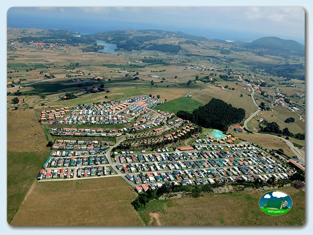 Plano del recinto con vistas a la montaña y lago del Camping Los Molinos de Bareyo, Bareyo (Cantabria)