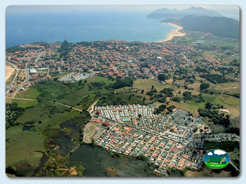 Plano del recinto con vistas a montaña y río del Camping Los Molinos de Bareyo, Bareyo (Cantabria)