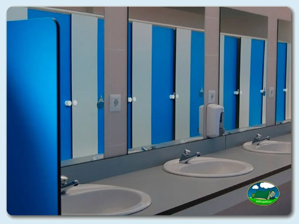 Aseos con lavabos y cabinas azules del Camping Cabo de Ajo, Ajo (Cantabria)