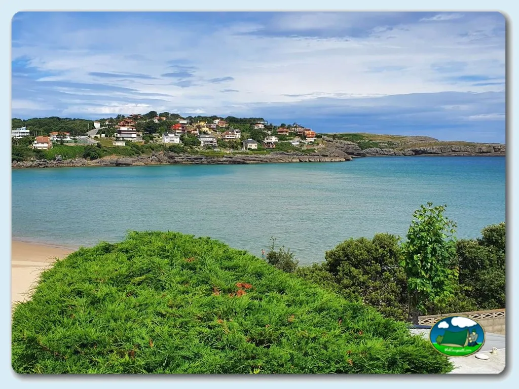 Playa junto al mar con vistas a la costa del Camping Playa la Arena, Isla (Cantabria)