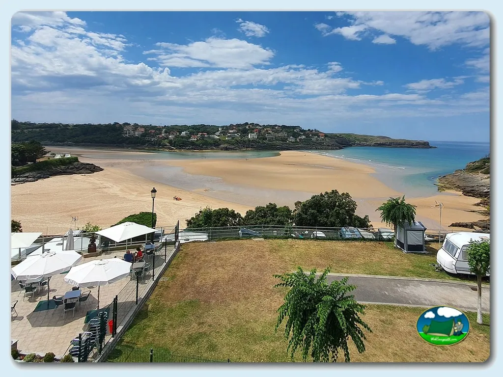 Parcela junto al mar con vistas a playa del Camping Playa la Arena, Isla (Cantabria)