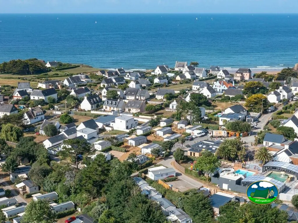 vista aérea del camping junto al mar con piscina y mobil-homes en Clohars-Carnoët