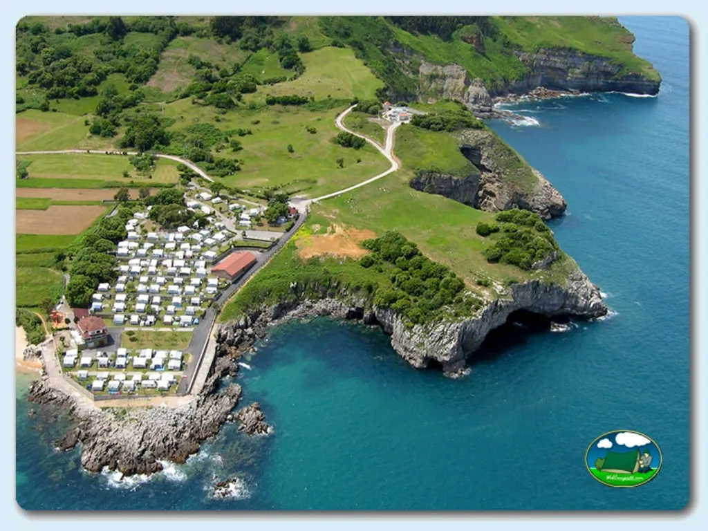 Junto al mar con acantilados y vistas costeras del Camping Playa de Isla, Isla (Cantabria)