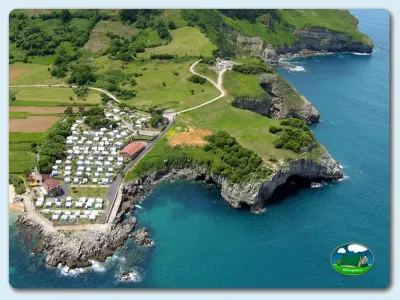 Junto al mar con acantilados y vistas costeras del Camping Playa de Isla, Isla (Cantabria)
