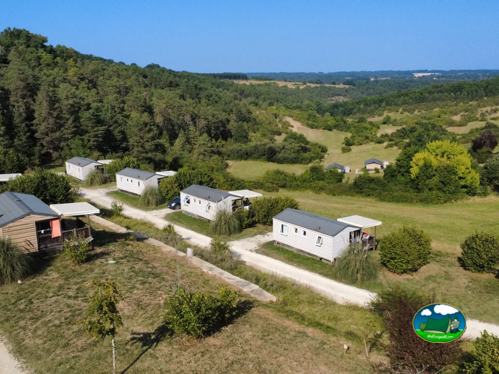 vista aérea de mobil-homes distribuidos entre bosque y campo abierto en Rouffignac-Saint-Cernin-de-Reilhac