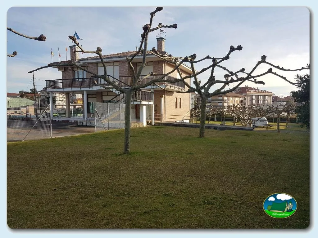 Recepción y parcelas con árbol singular del Camping Playa de Ris, Noja (Cantabria)
