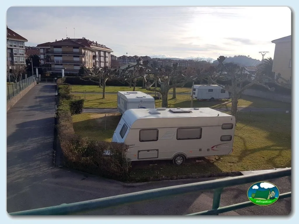 Parcelas con mobil-home en entorno de montaña del Camping Playa de Ris, Noja (Cantabria)