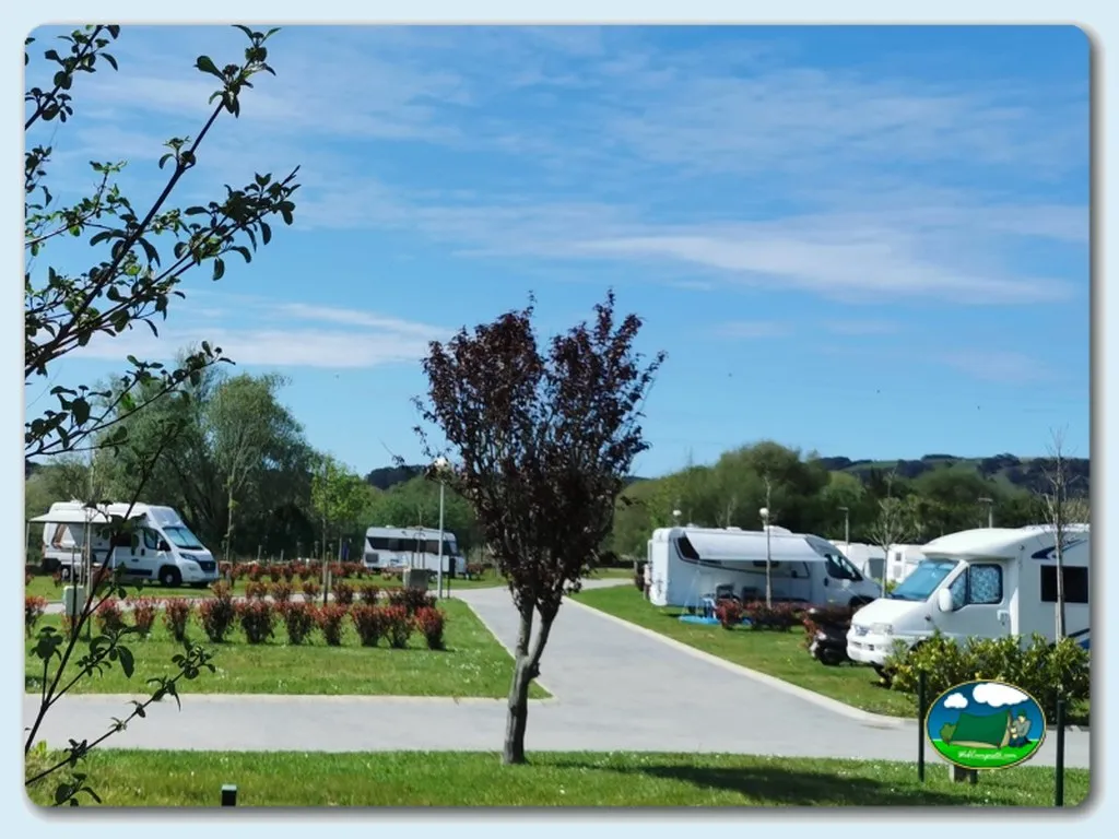 Parcelas con mobil-homes y vistas al entorno natural del Camping Argos, Noja (Cantabria)