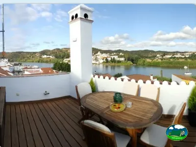 Bungalow con vistas al río y montaña, terraza con mesa del Camping Los Molinos, Sanlúcar de Guadiana (Huelva)