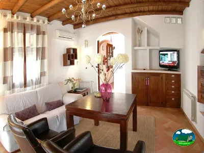 Bungalow interior salón con vigas de madera del Camping Los Molinos, Sanlúcar de Guadiana (Huelva)
