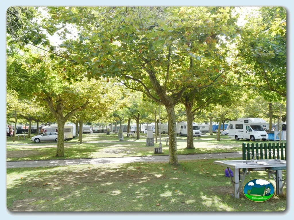 Parcela arbolada con mobil-homes del Camping Playa del Regaton, Laredo (Cantabria)