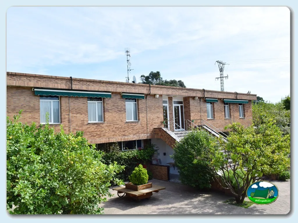 Recepción y edificio principal del Camping Playa del Regaton, Laredo (Cantabria)