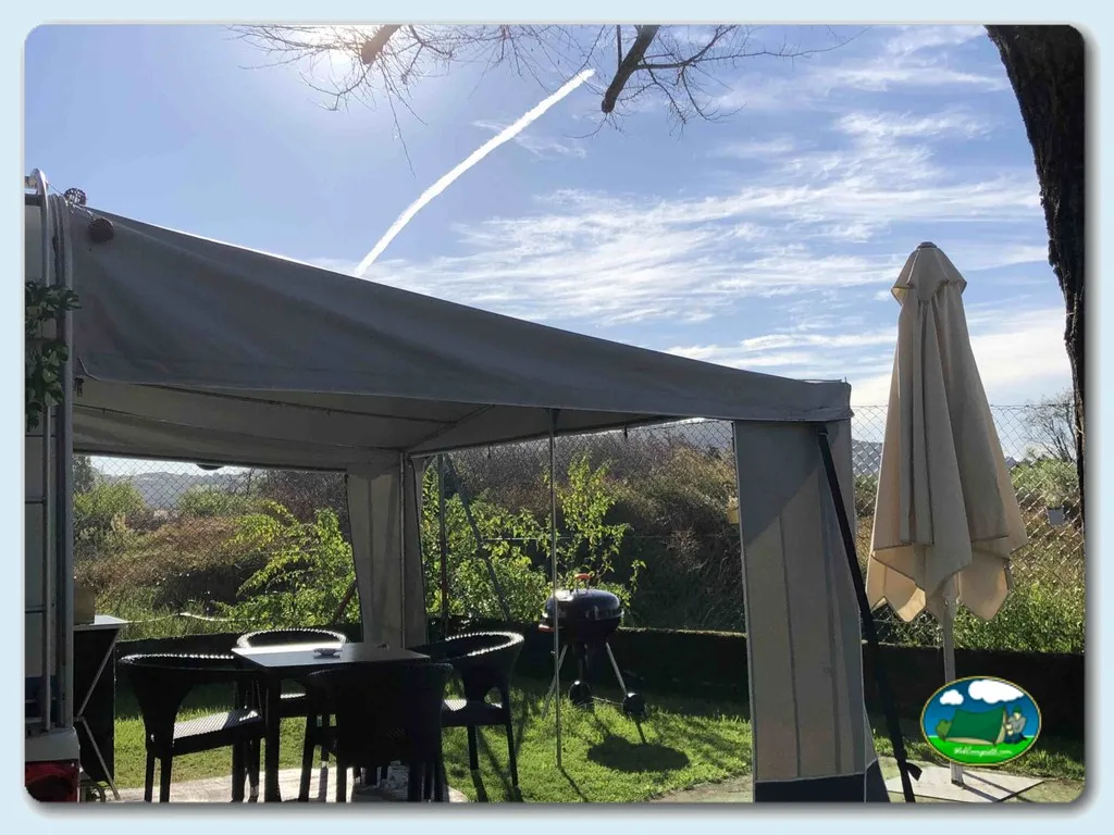 Parcela con sombrilla y vistas a la montaña del Camping Playa del Regaton, Laredo (Cantabria)