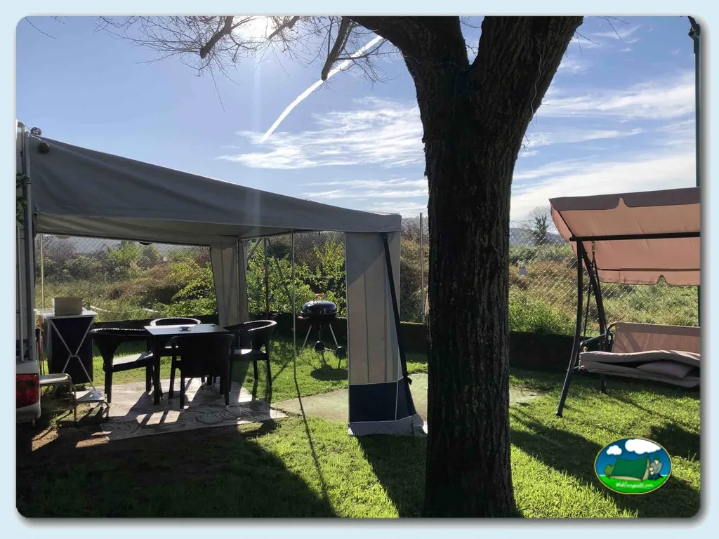 Parcela con toldo, mesa y vistas a la sierra del Camping Playa del Regaton, Laredo (Cantabria)