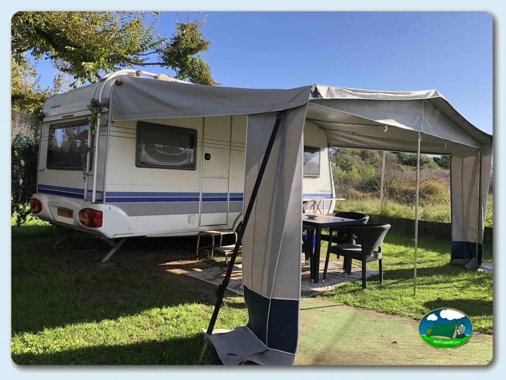 Mobil-home con toldo y zona de estar del Camping Playa del Regaton, Laredo (Cantabria)