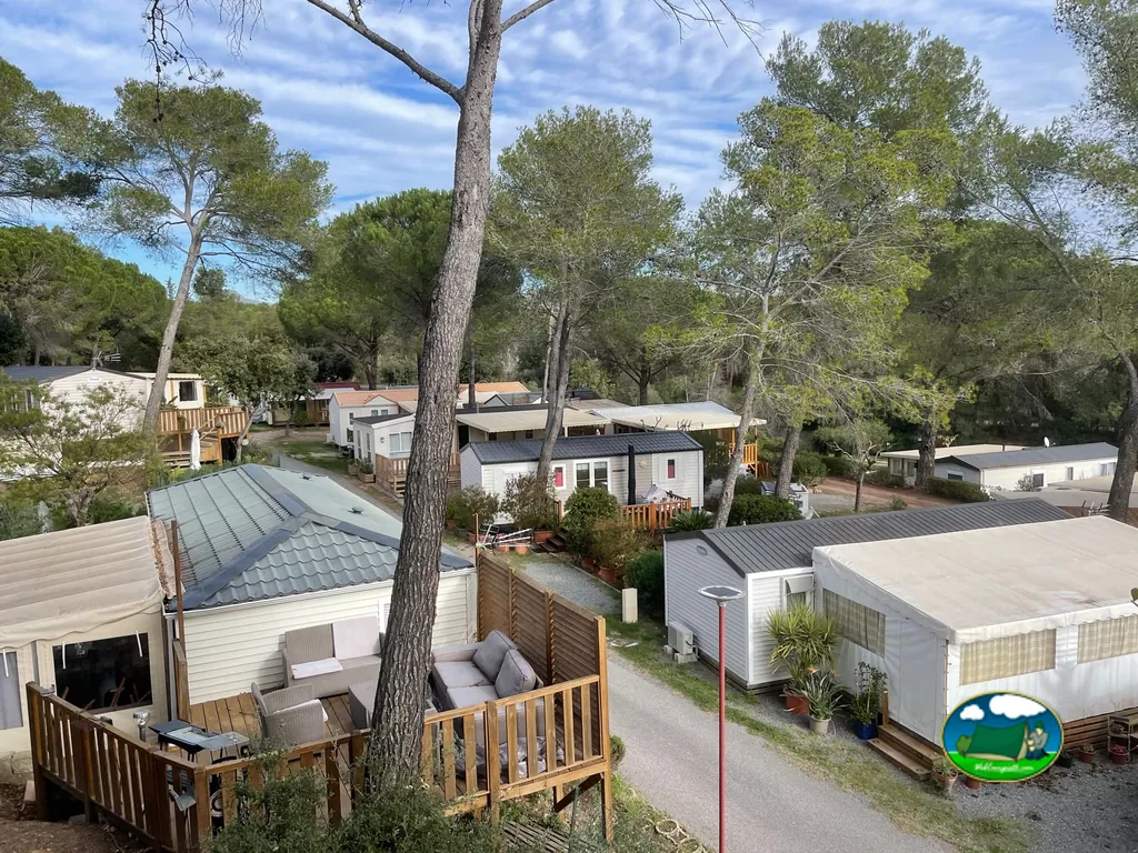 vista aérea de bungalós y mobil-homes entre pinos en Roquebrune-sur-Argens