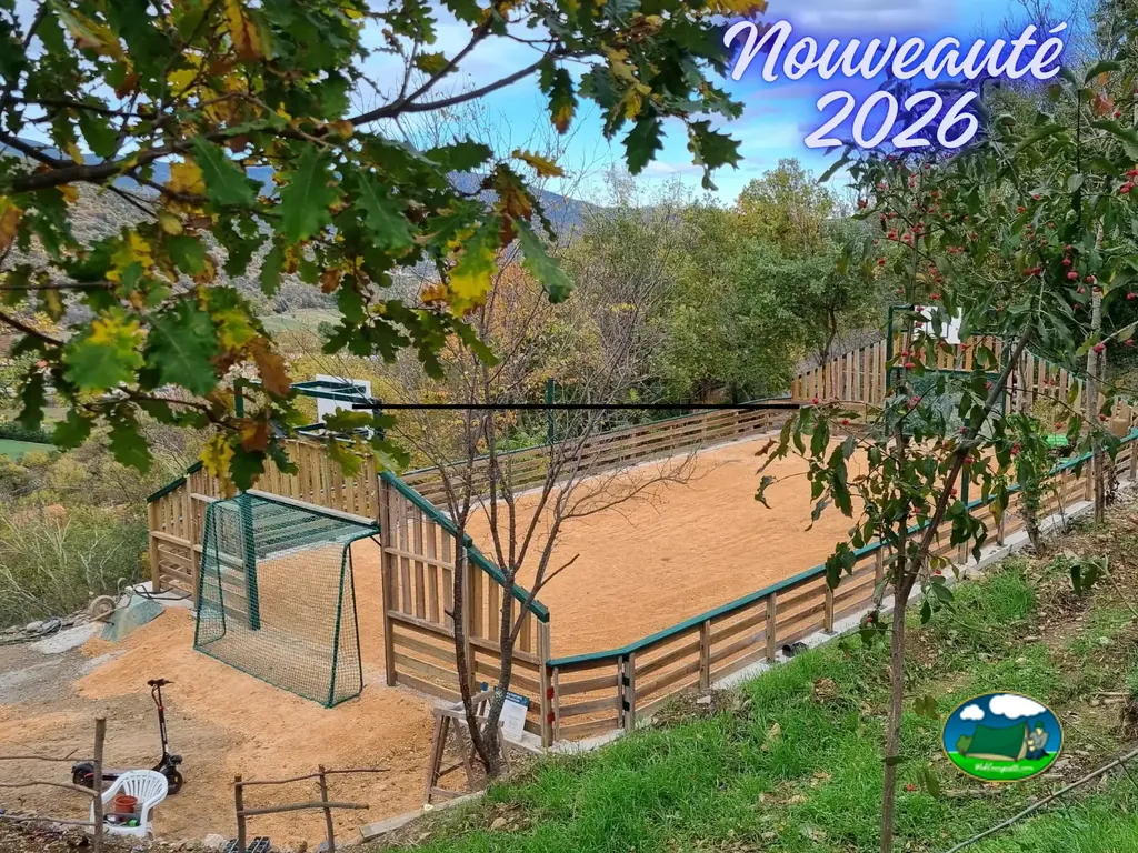 pista deportiva nueva junto a un huerto y patinete en Ria-Sirach