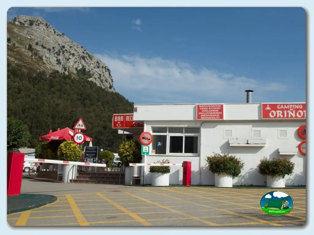 Recepción y bar junto a montaña del Camping Oriñon, Oriñon (Cantabria)