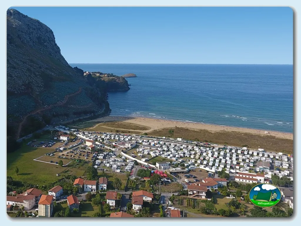 Playa junto al mar con parcelas y mobil-homes, acantilado del Camping Oriñon, Oriñon (Cantabria)