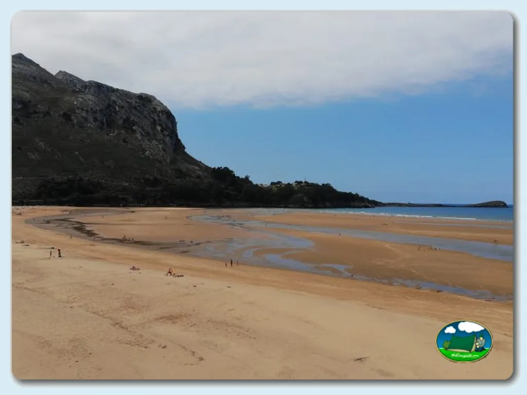 Playa junto al mar con acantilado y montaña del Camping Oriñon, Oriñon (Cantabria)