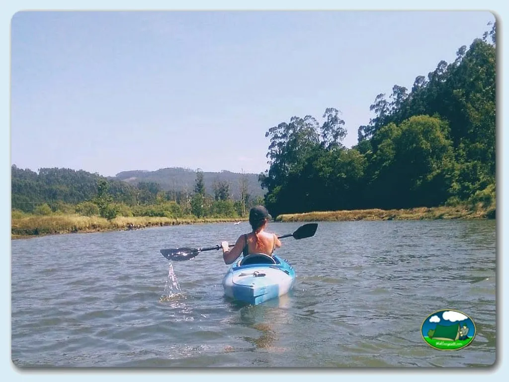 Kayak en río con vistas a la montaña del Camping Oriñon, Oriñon (Cantabria)