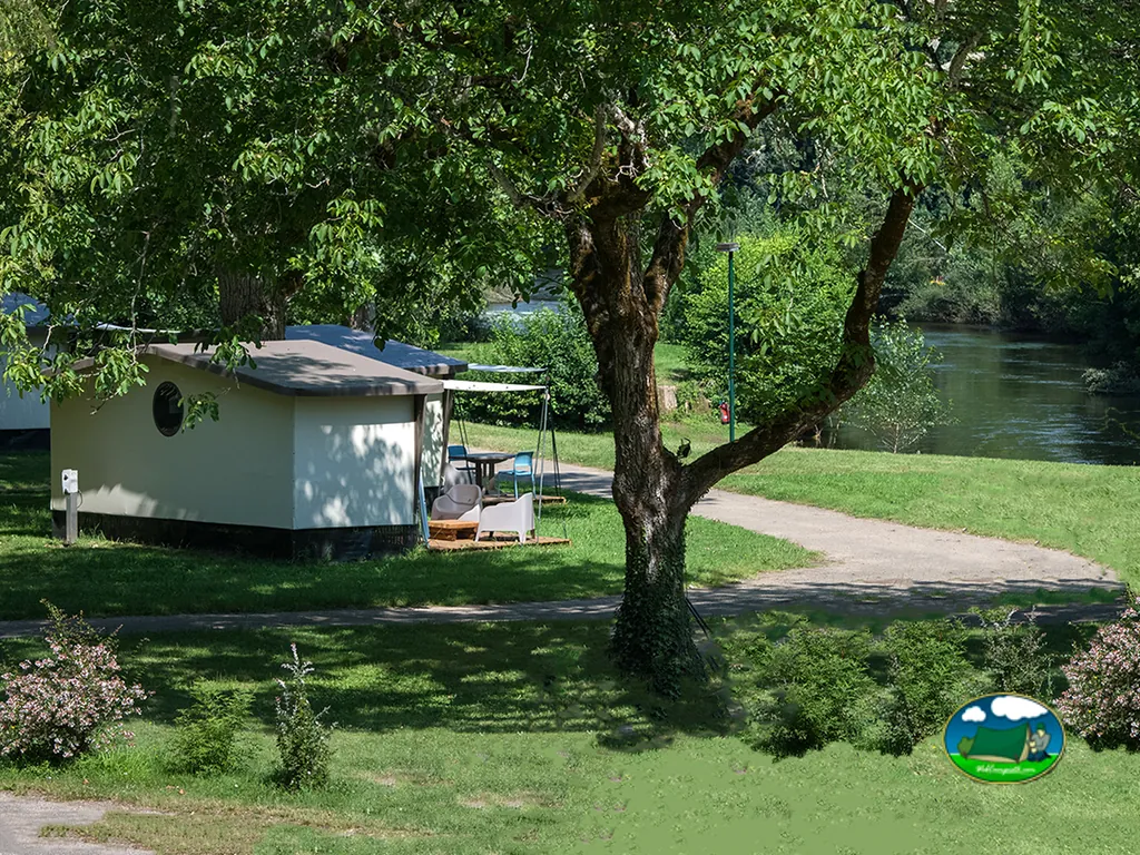 chalet bajo árboles junto al río Dordoña en Domme